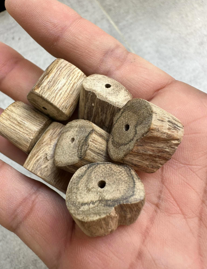 Mài và đi nhám trầm hương.png